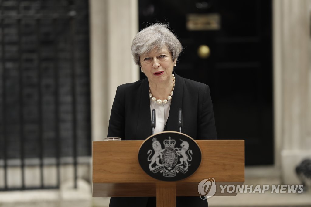 英총리 "경찰, 맨체스터 테러범 누군지 짐작"