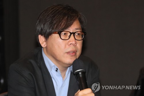 질의응답하는 박찬경 작가