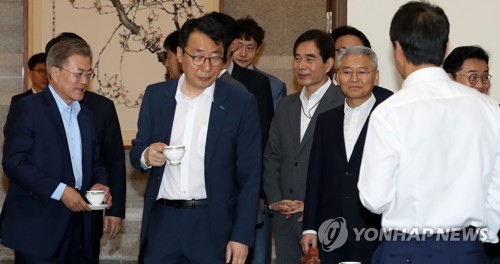 커피잔 들고 이동하는 문 대통령