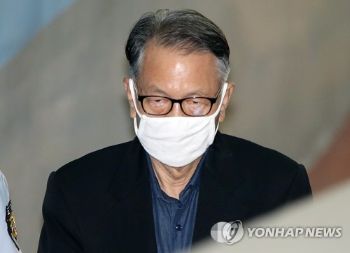 날카로운 표정의 김기춘