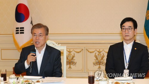 인사말하는 문 대통령