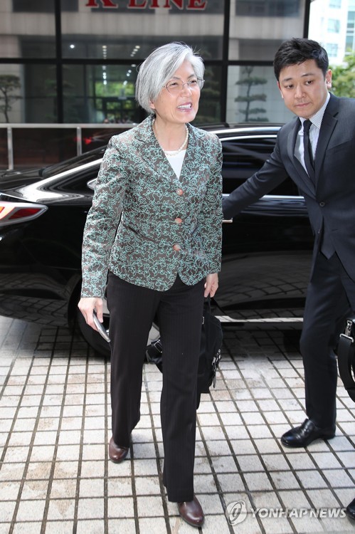 사무실로 돌아오는 강경화 후보자