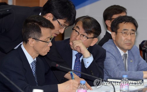 대화하는 해수부 관계자들