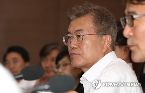 문 대통령, 무거운 표정