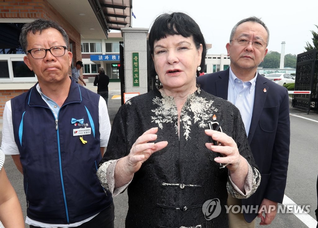 질문에 답하는 샤란 버로우 국제노총 사무총장