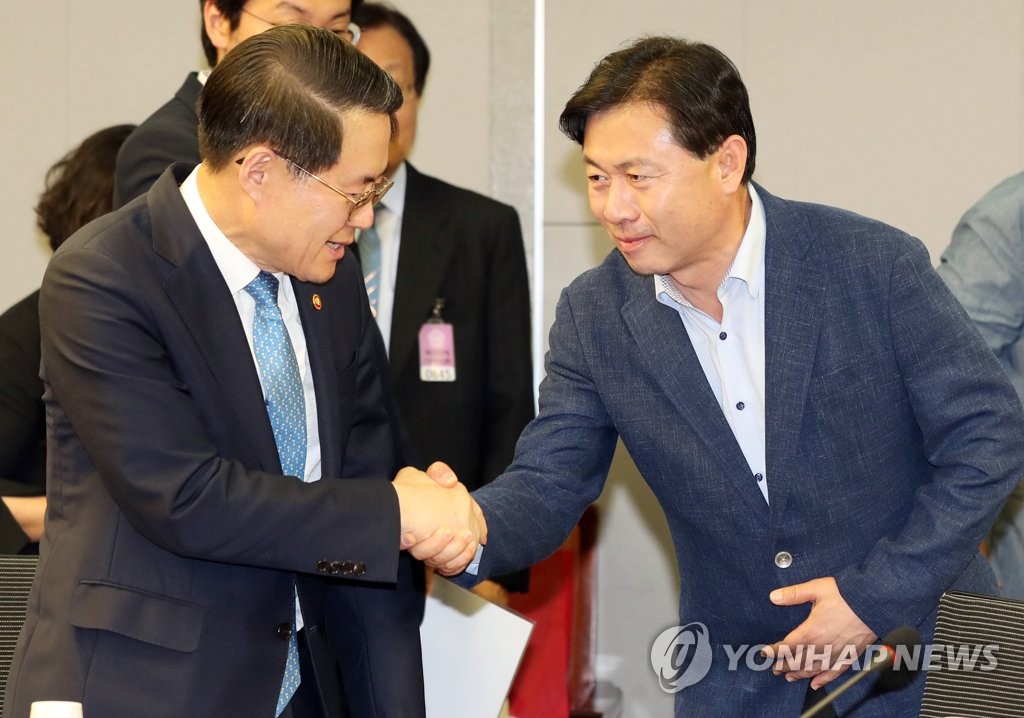 악수하는 김영춘 해수부 장관 후보자