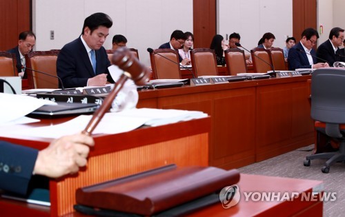 한국당 다수 불참 속 외통위 청문 논의