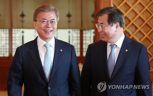 문 대통령 바라보는 국정원장
