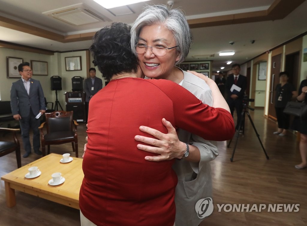 위안부 피해 할머니 안아주는 강경화 후보자