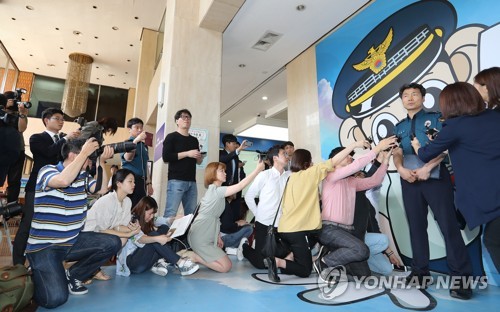 '대마초 흡연' 빅뱅 탑 조용히 외박 복귀, 인터뷰하는 경찰관계자