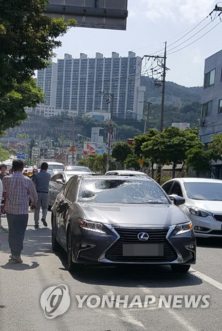 승용차 지붕 위로 추락한 공사장 철제 거푸집 '날벼락'