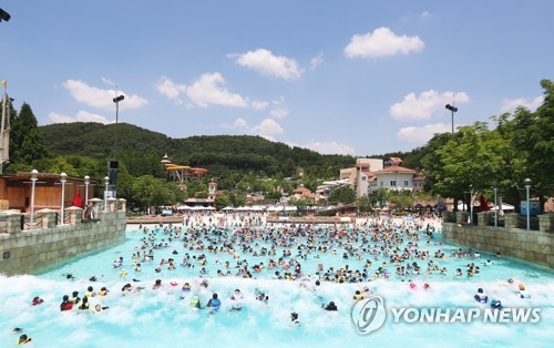물놀이 즐기는 시민들