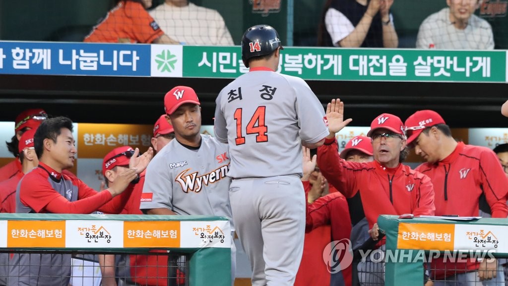 최정 맞이하는 코치들