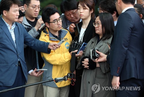 취재진 질문 답하는 유섬나