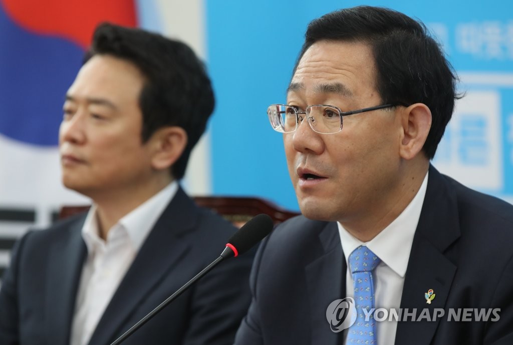 의원전체회의 참석한 주호영-남경필