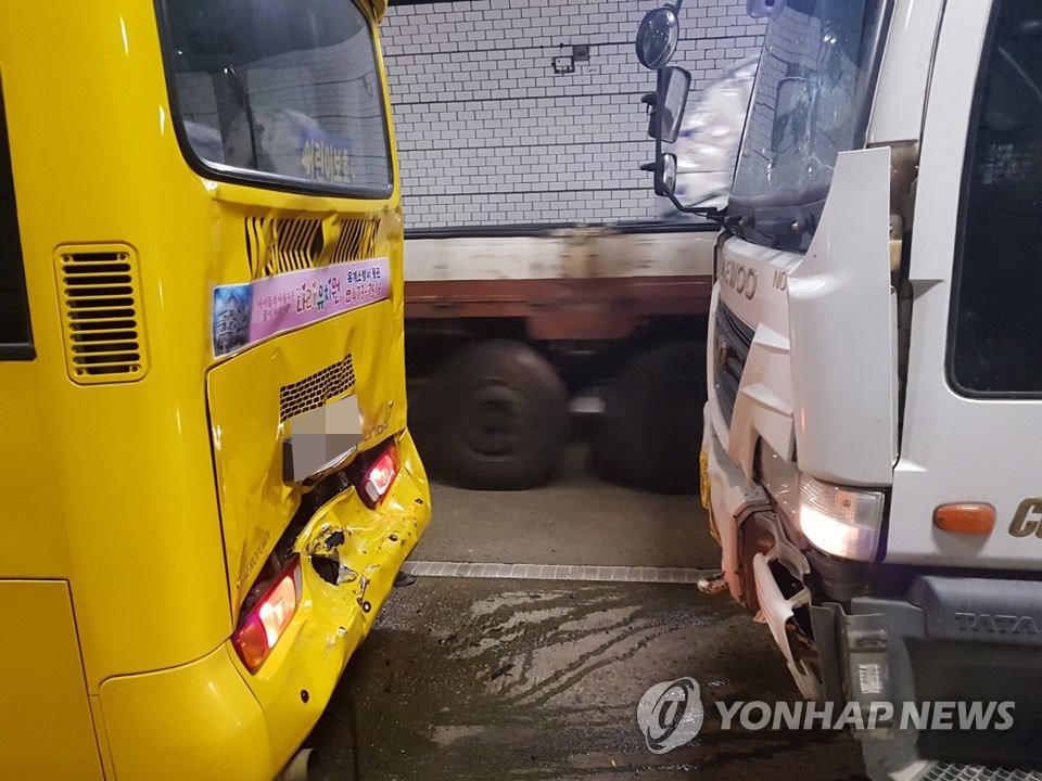 달성1터널서 덤프트럭이 유치원생 탄 버스 추돌