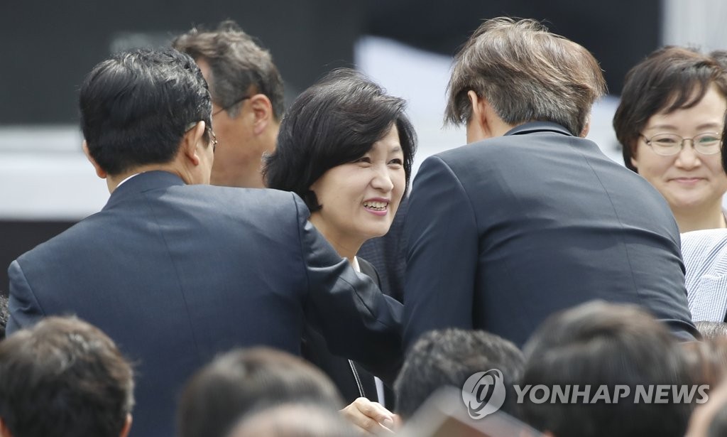 참석자들과 인사하는 추미애