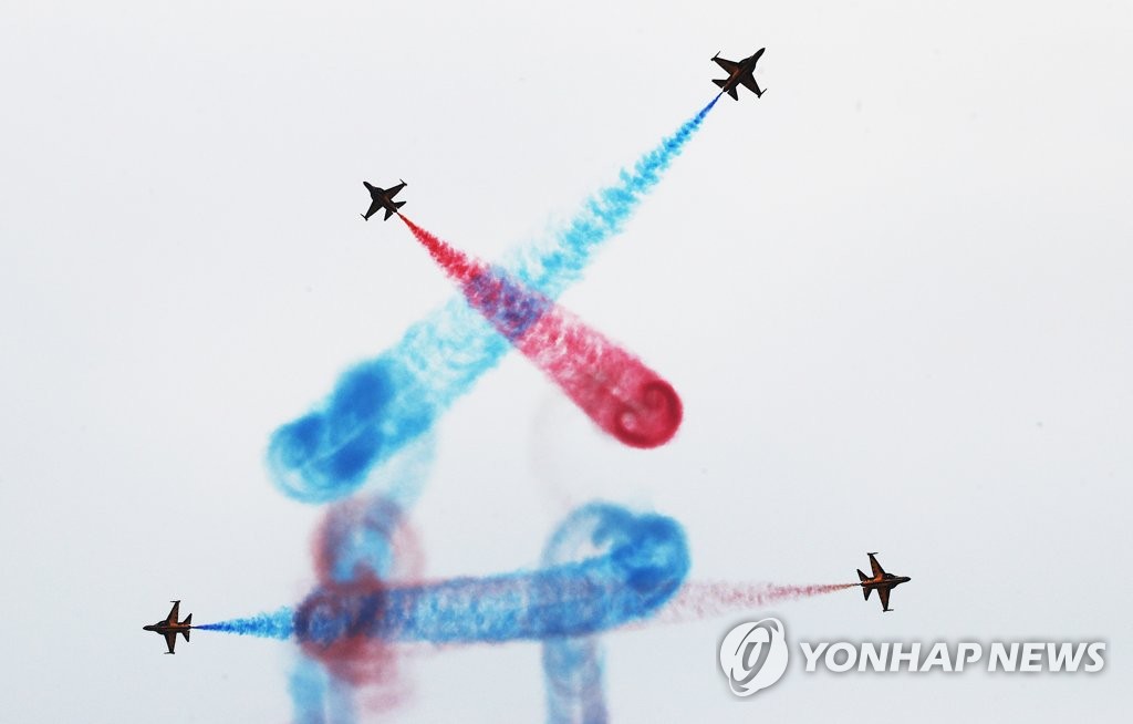 하늘 수놓은 블랙이글스
