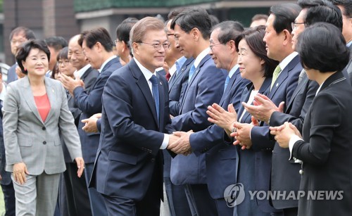 여야 의원들과 악수하는 문 대통령