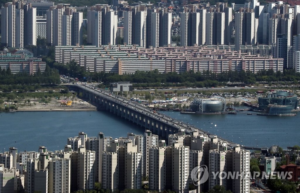 서울 남산 N서울타워에서 바라본 한강 주변 아파트 단지 모습.