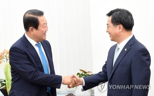 박주선 부의장과 인사하는 김동연 부총리