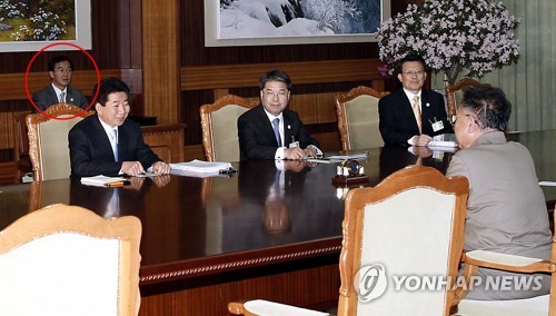 남북정상회담 때 배석해 회의록 작성하는 조명균