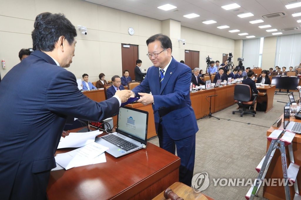 선서문 전달하는 김부겸 후보자
