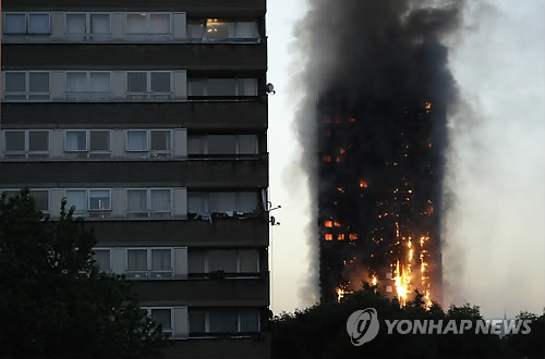 런던 고층아파트 화재…"대피못한 주민들 화염에 갇혔을 우려"