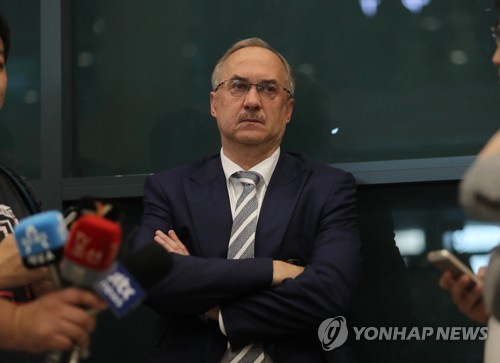 팔짱 낀 채 질문 기다리는 슈틸리케