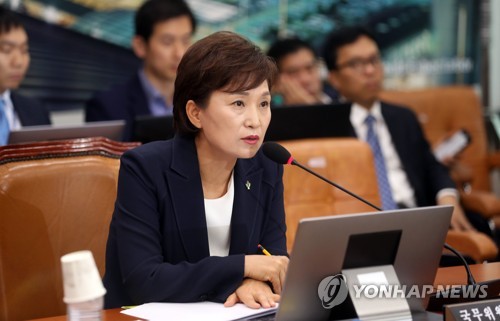 답변하는 김현미