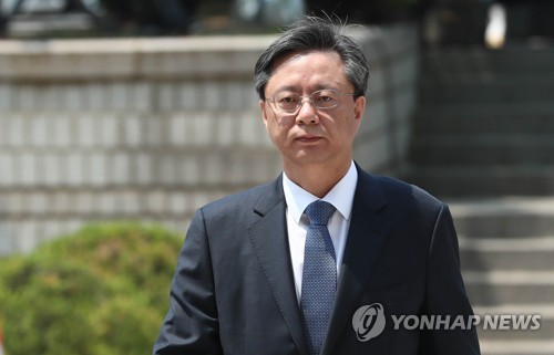 첫 재판 출석하는 '옛 실세' 우병우