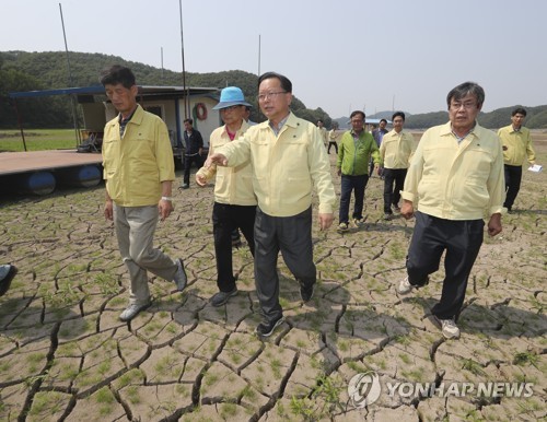 바닥 드러난 초평저수지 살펴보는 김부겸 장관