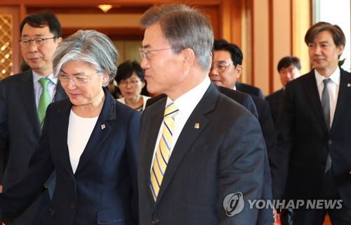 문 대통령과 강경화, 뒤따르는 참모진