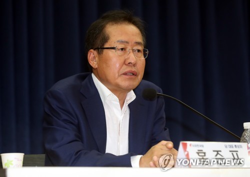 토론회 참석한 홍준표
