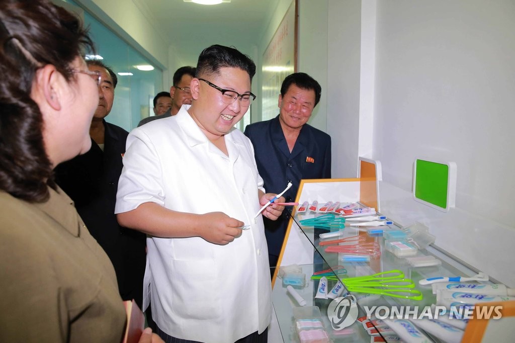 북한 김정은, 생산공정 자동화 치과용품공장 시찰