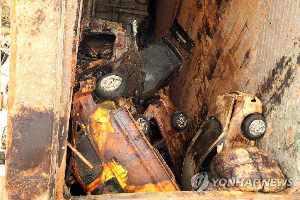 차량 뒤엉킨 세월호 화물칸