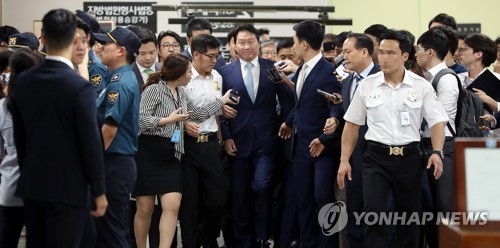 취재진에 둘러 쌓인 최태원