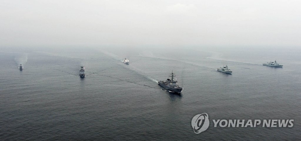 기동하는 한·캐나다 해군 함정
