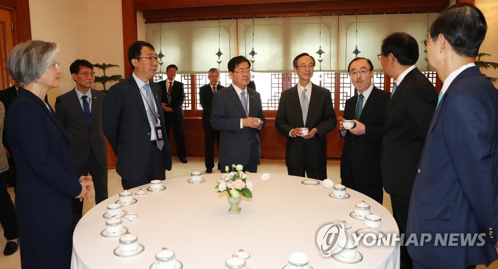 문 대통령 기다리며 차담하는 전직 주미대사들