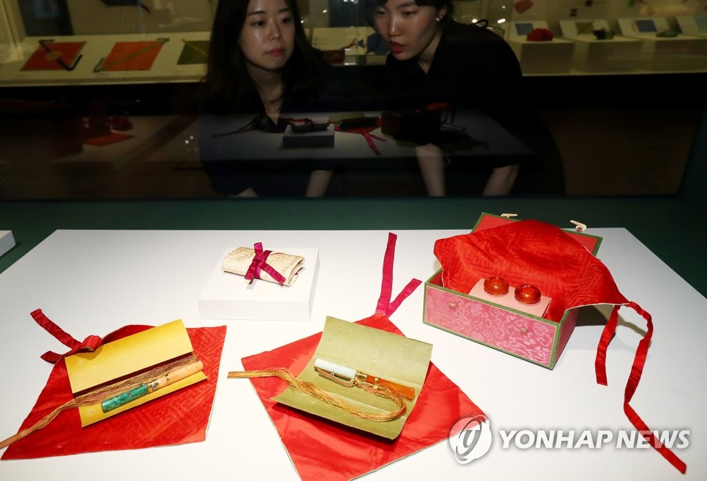 화려한 보석 감싼 보자기들