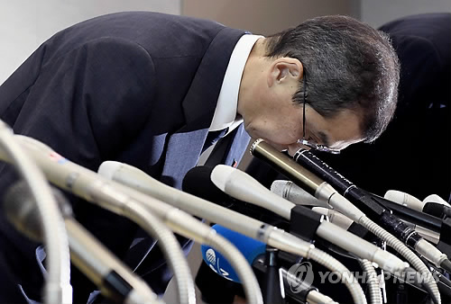 고개 숙인 日다카타 회장