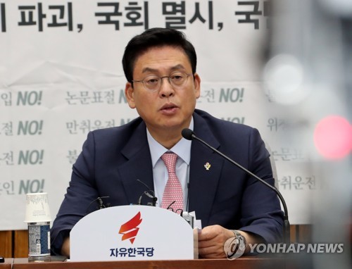 원내대책회의 발언하는 정우택
