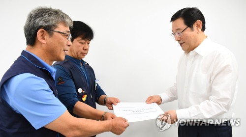 양대노총 건의안 받는 이용섭 일자리위 부위원장