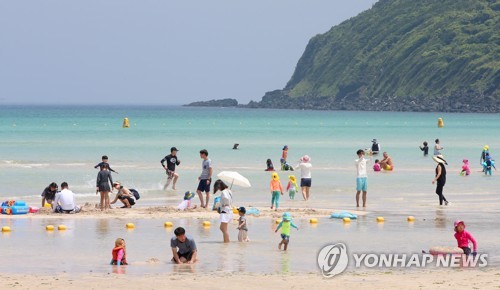 "피서는 에메랄드빛 제주 바다에서"