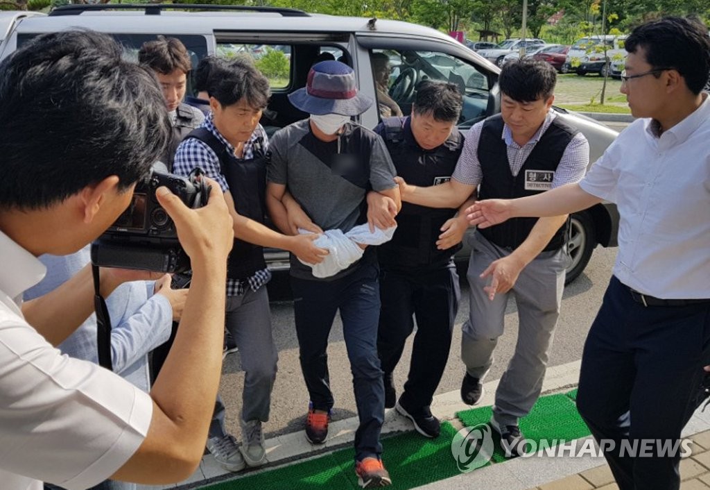 엽총 인질극 40대, 경찰서 연행