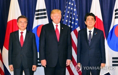 한미일 정상 만찬 기념촬영