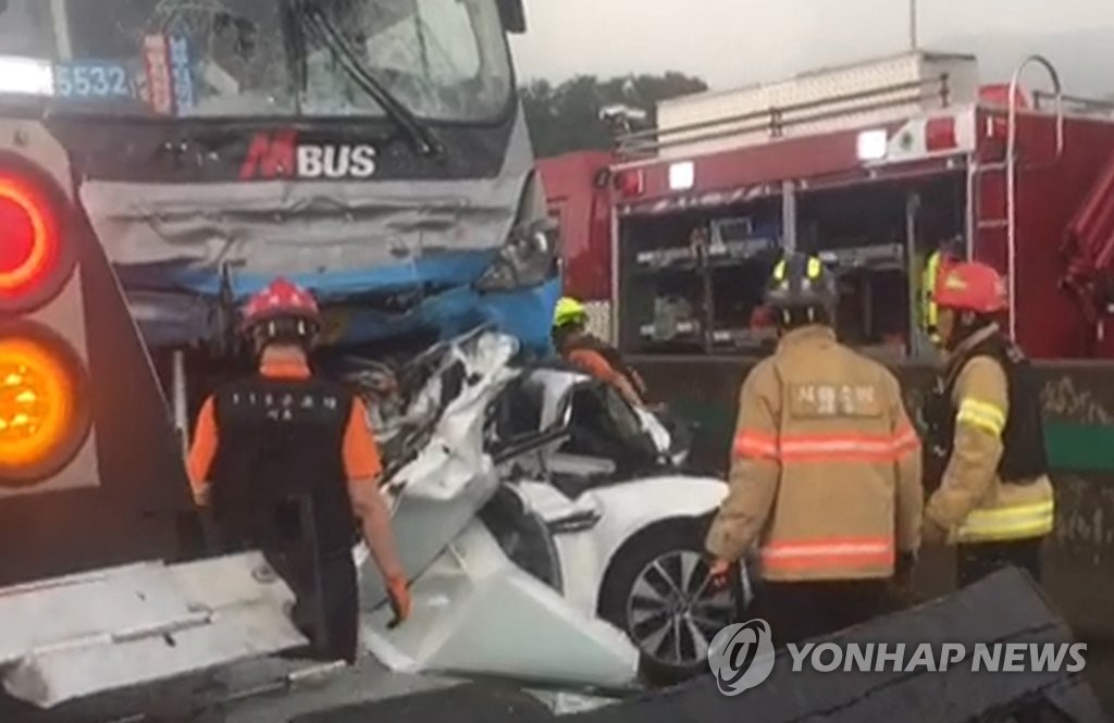 빗길 추돌사고...종잇장처럼 구겨진 승용차
