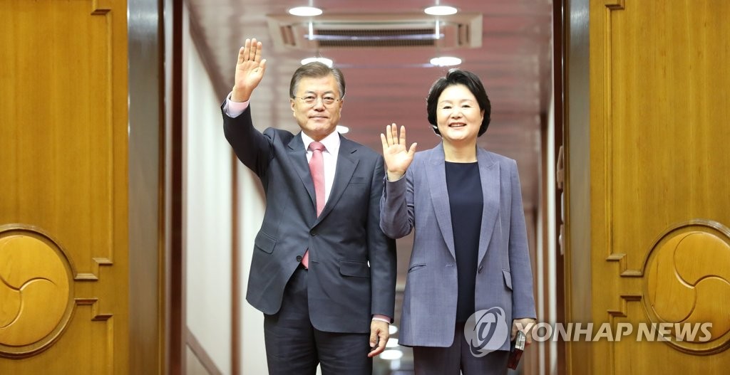 ソウル空港に到着した文大統領（左）と夫人＝１０日、城南（聯合ニュース）
