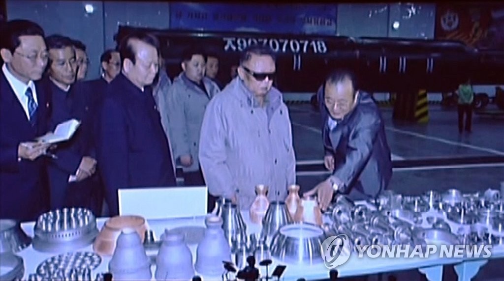 북한 TV, 김정일·김정은 부자 미사일 참관 사진 공개