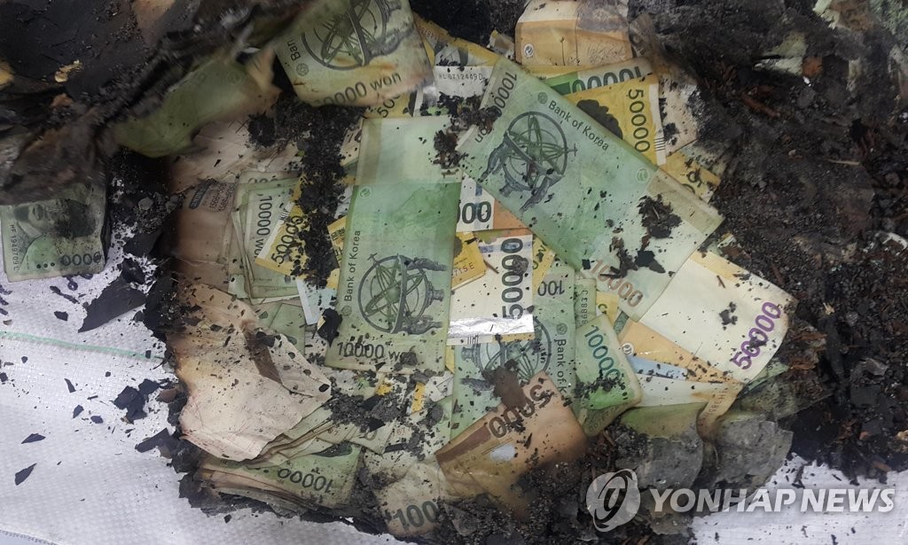 화재로 손상된 은행권 [한국은행 제공=연합뉴스 자료사진]